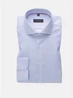 Eterna lyseblå smal stribet skjorte med lyseknapper med blå tråd. Slim Fit 3817 15 F142